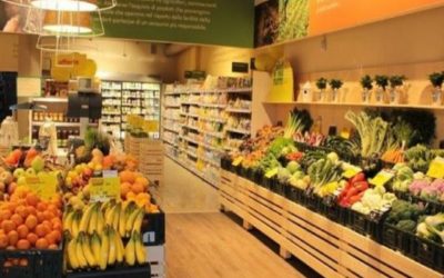 Prodotti biologici nei supermercati in banchi frigo dedicati